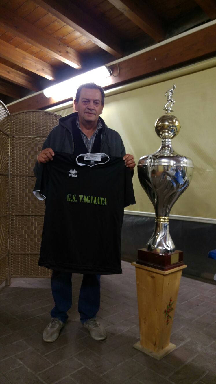 Consegna della maglia al presidente del G.S.T. Guido Palladino